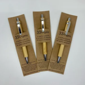 Lembrança de Aniversário com caneta em Madeira Personalizada e suporte em Kraft (10 Unidades)